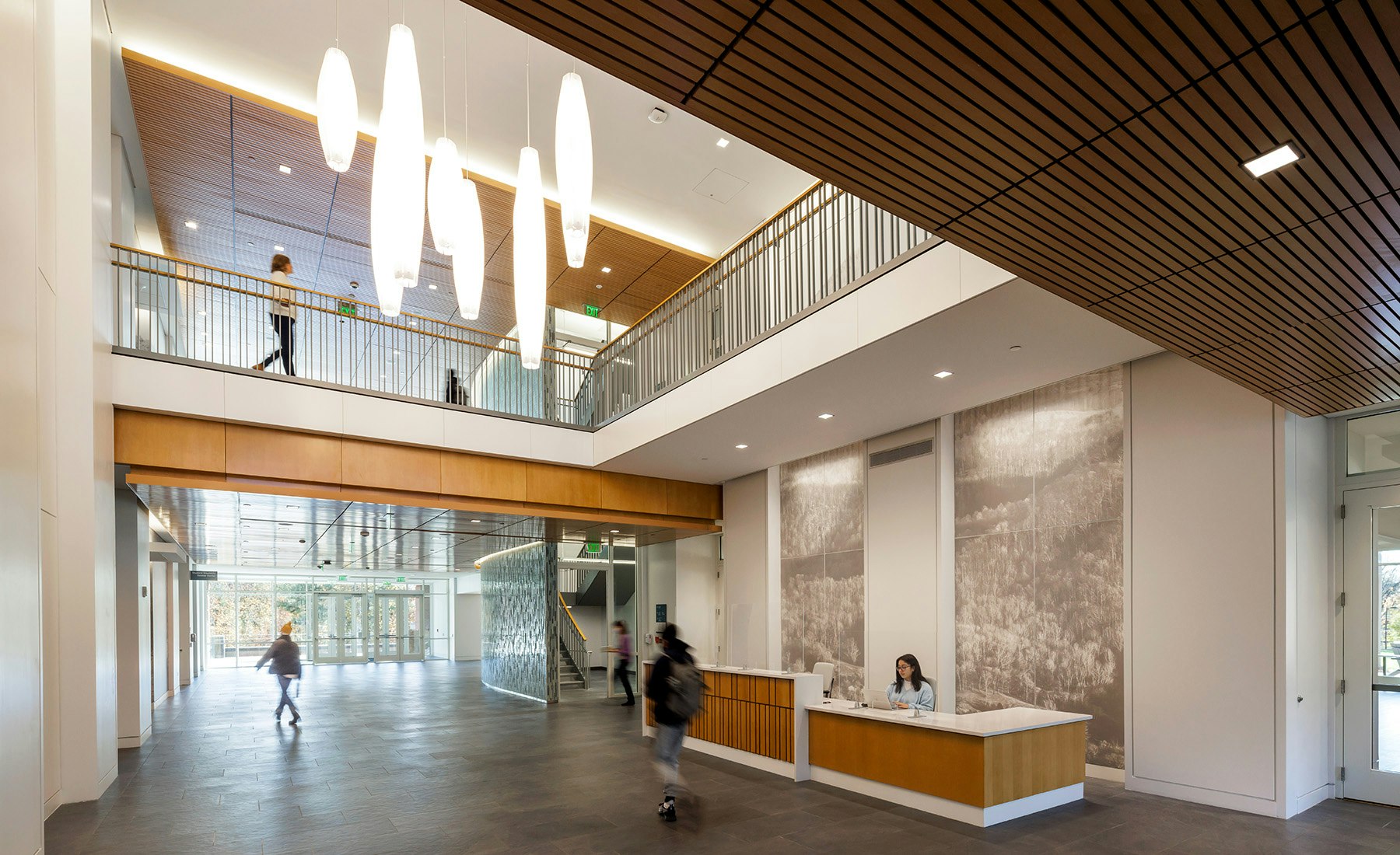 Student Health and Wellness Center, Lobby: The entire building is organized around an open and light-filled entry and multi-story lobby, while generous windows invite daylight into all departments, improving orientation and wayfinding.